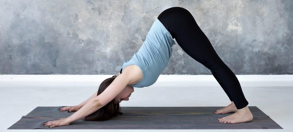 nedadvendt hund yogaoevelse